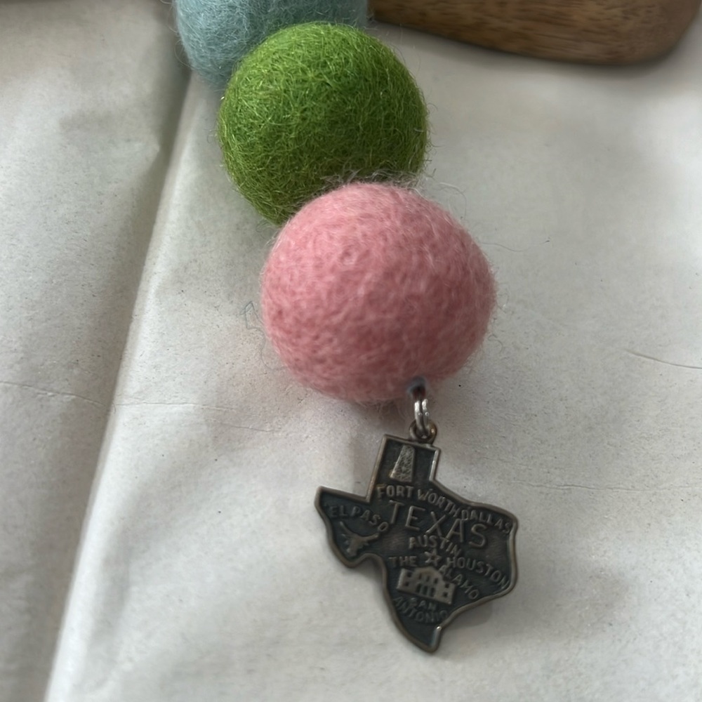 Essential Oil Keychain Diffuser - Picture 2 of 3